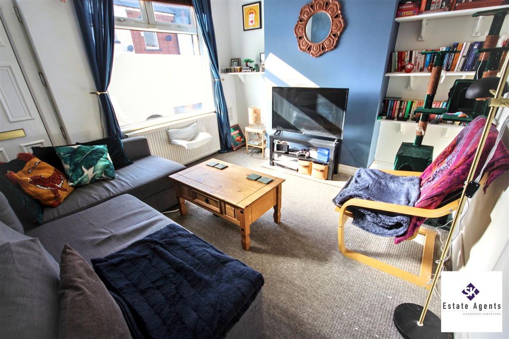 Property photo 3 of 14 Lounge