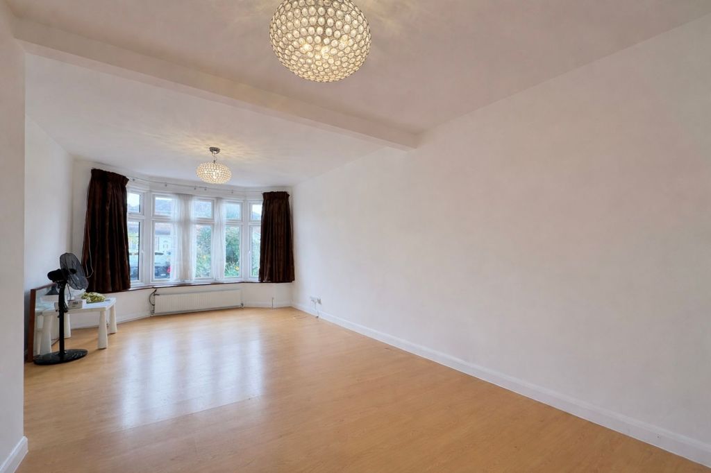 Property photo 2 of 19 Lounge