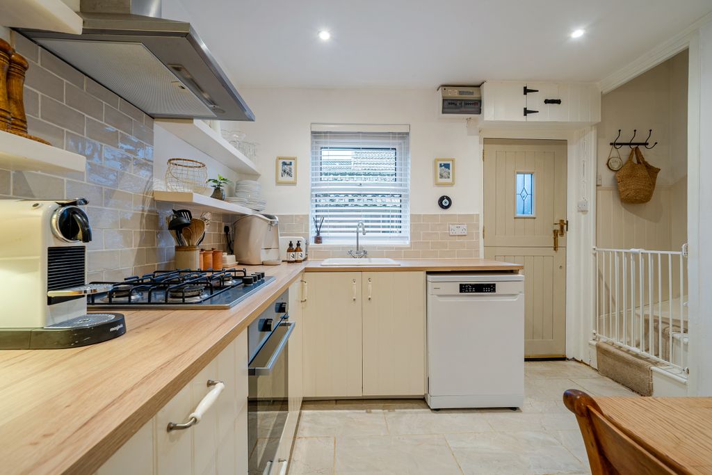 Property photo 3 of 28 Kitchen / Breakfast Room