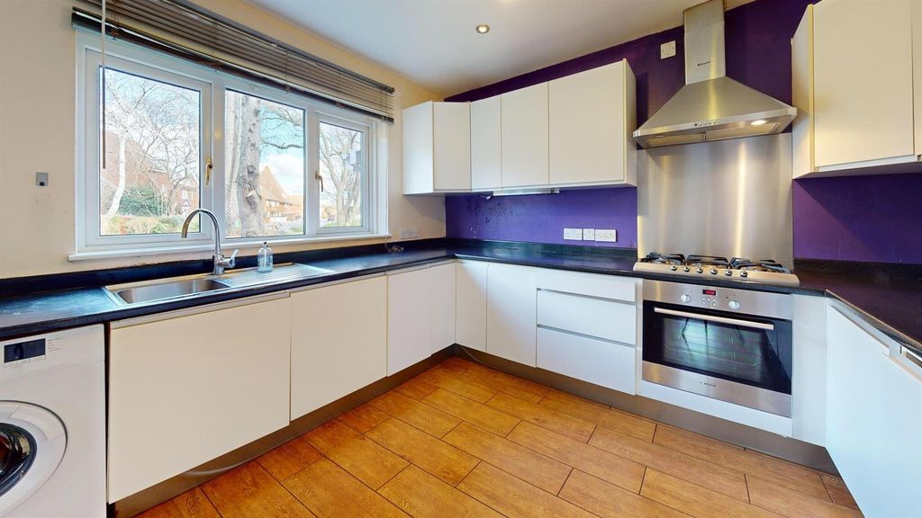 Property photo 3 of 12 4 Bedroom House, Beckton, E6 For Sale By Barrain L