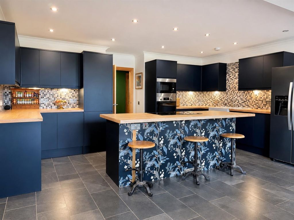 Property photo 3 of 29 Dining Kitchen