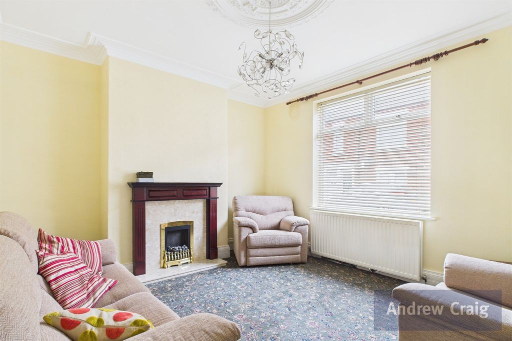 Property photo 3 of 16 Lounge