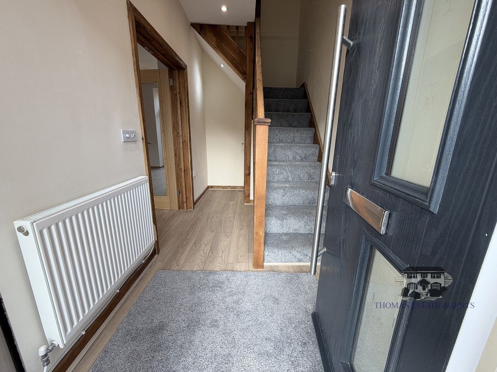 Property photo 2 of 17 Entrance Hall