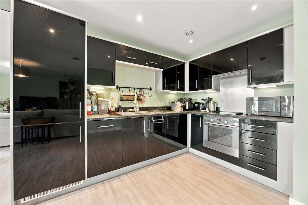 Property photo 3 of 18 Kitchen
