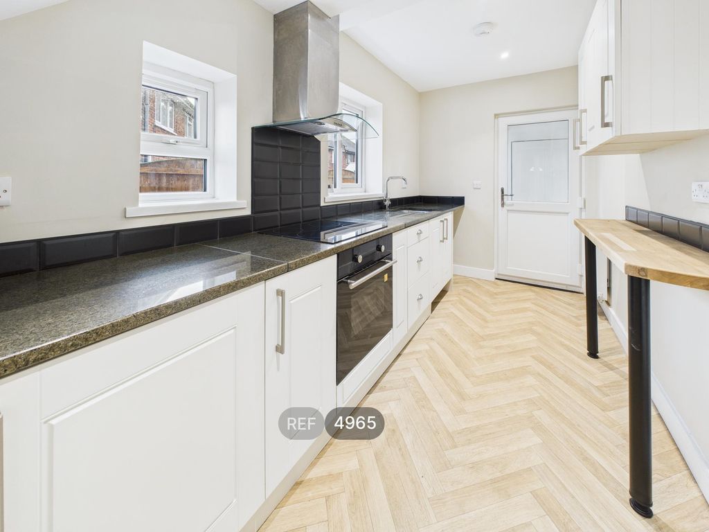 Property photo 3 of 11 Kitchen