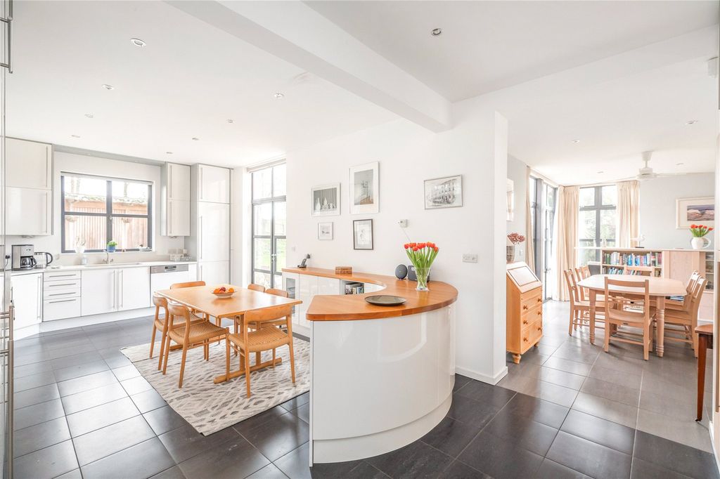 Property photo 3 of 20 Kitchen/Breakfast