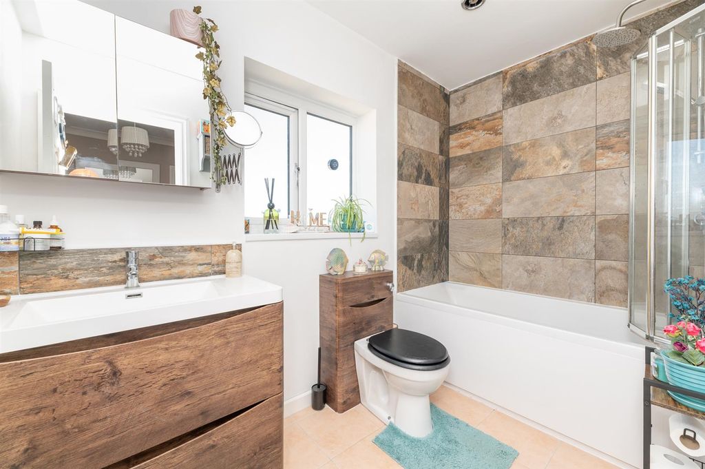 Property photo 3 of 23 Bathroom