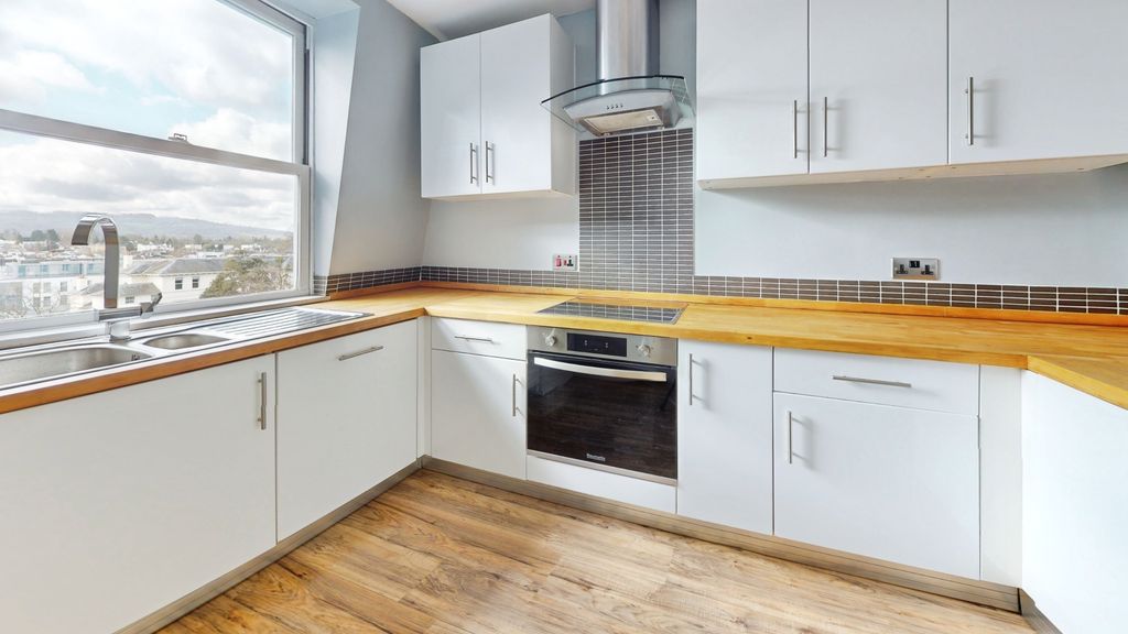 Property photo 3 of 15 11d284A4-Kitchen 20 2834 29