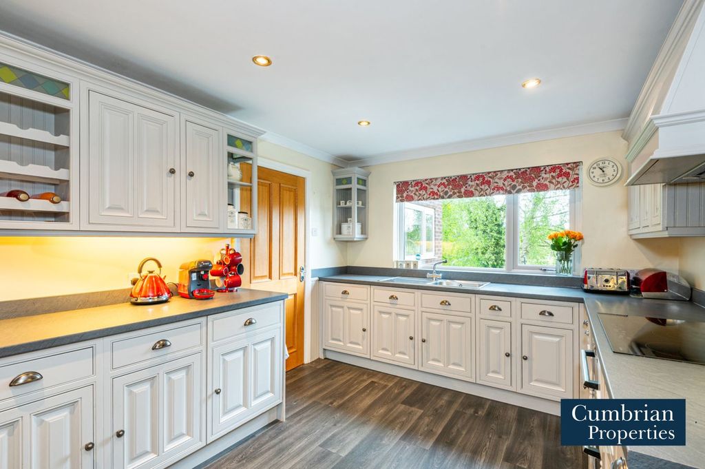 Property photo 2 of 32 Dining Kitchen