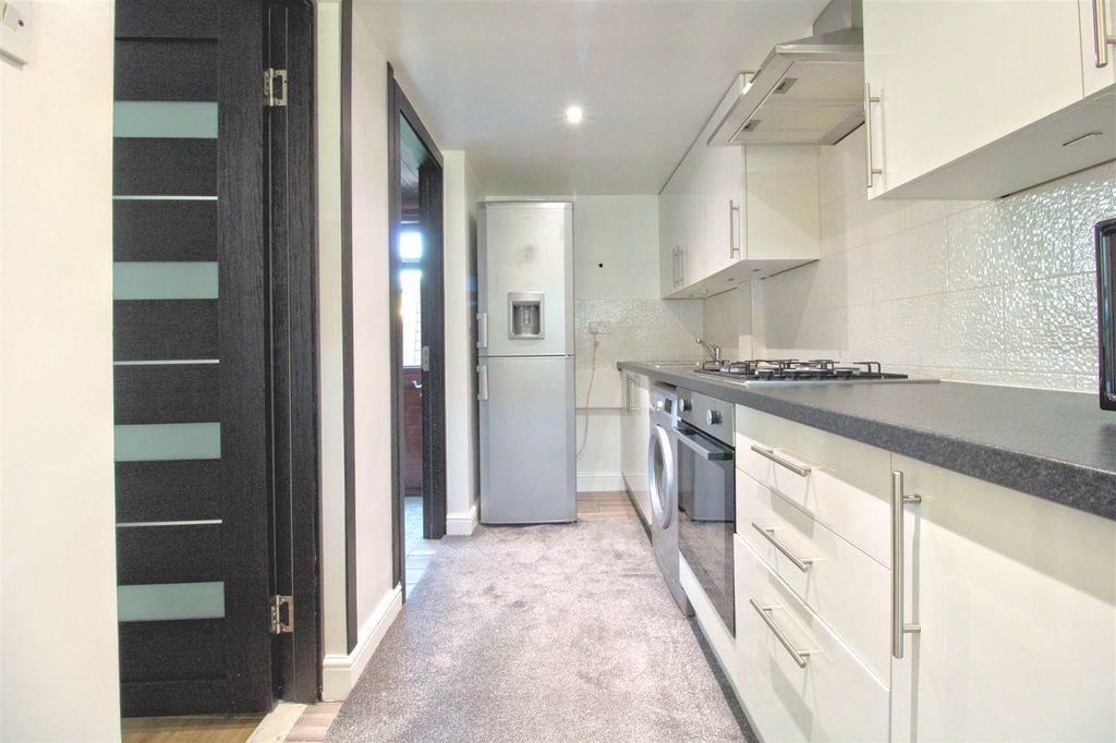 Property photo 3 of 31 Kitchen