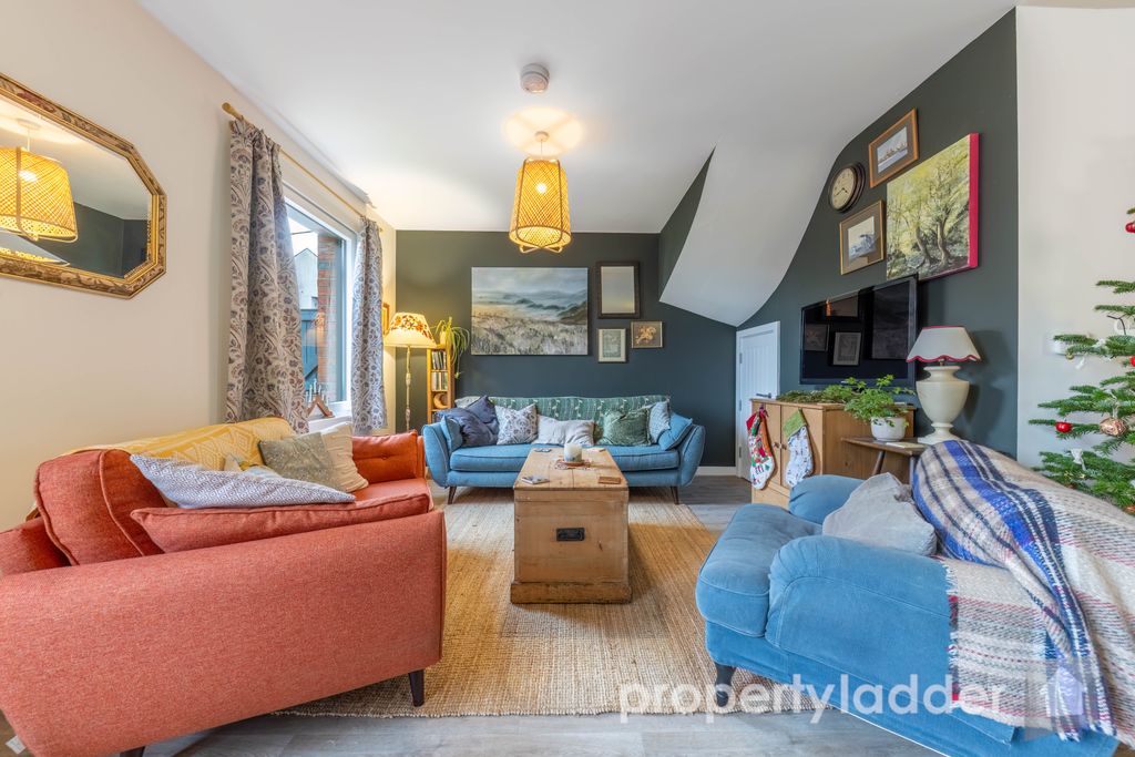 Property photo 3 of 21 Pl