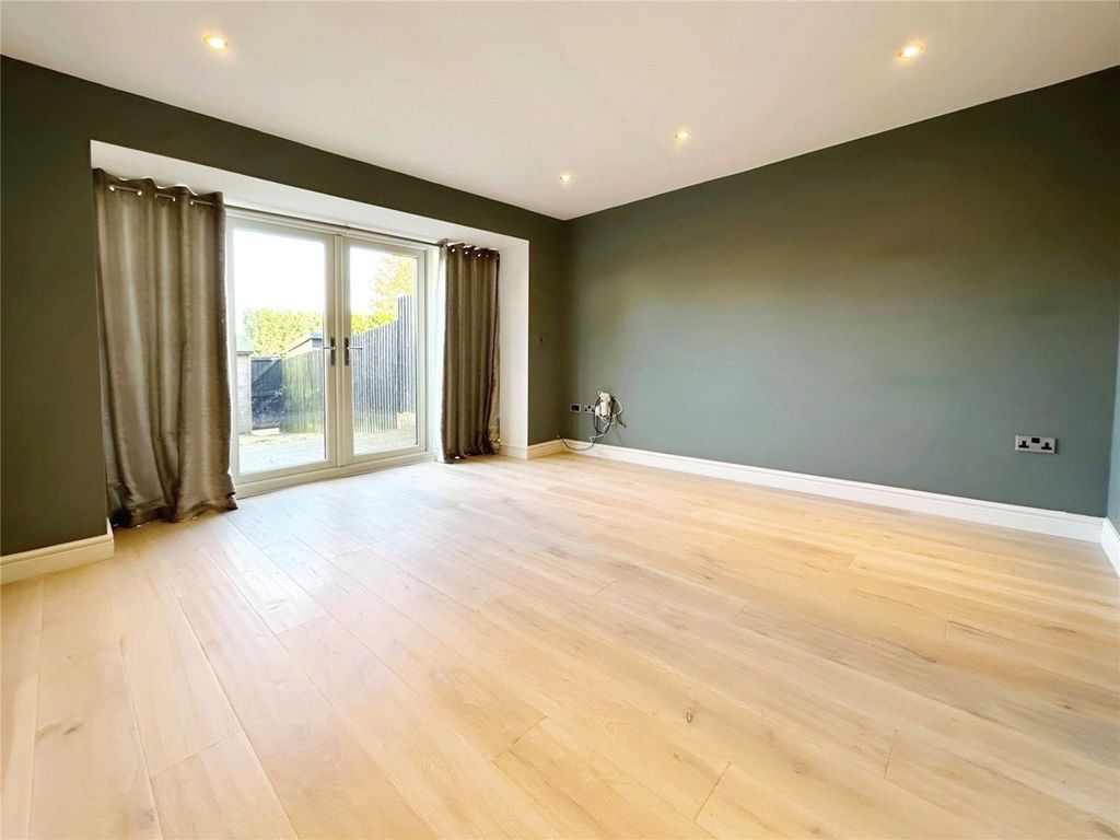 Property photo 3 of 12 Lounge