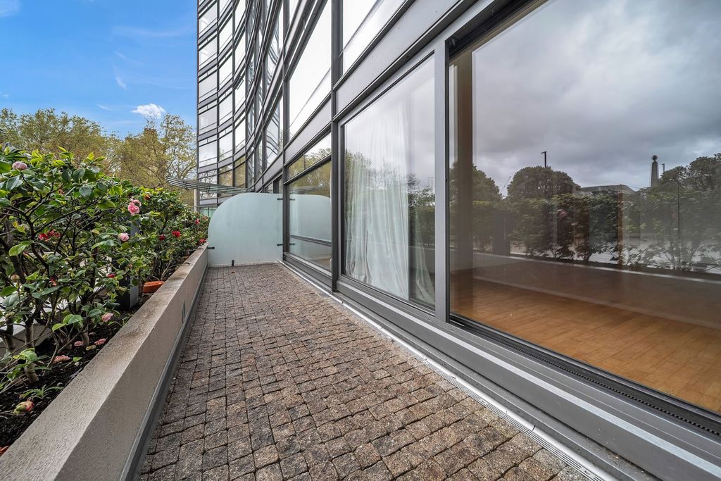 Property photo 2 of 18 Terrace