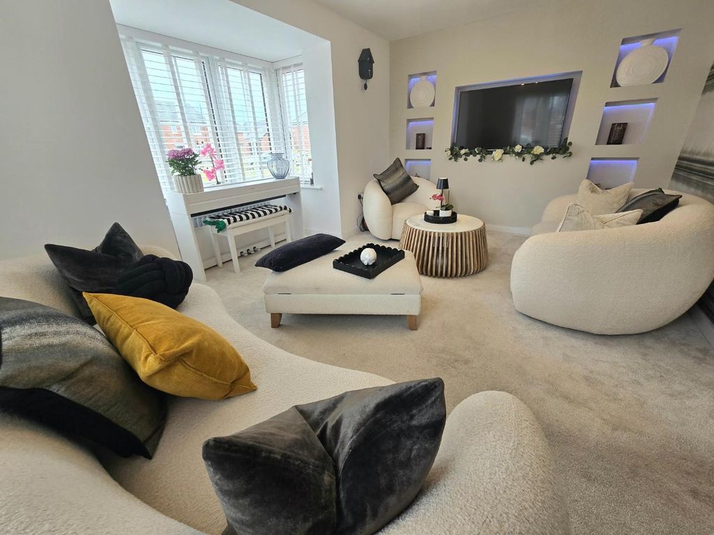 Property photo 3 of 18 Living Room
