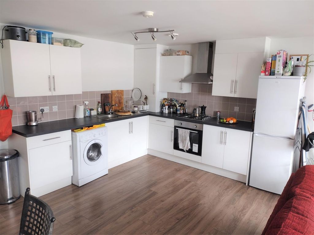 Property photo 3 of 11 Kitchen (2).Jpg