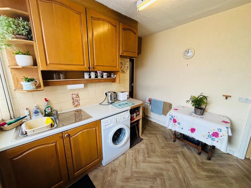 Property photo 3 of 11 Fitted Kitchen: