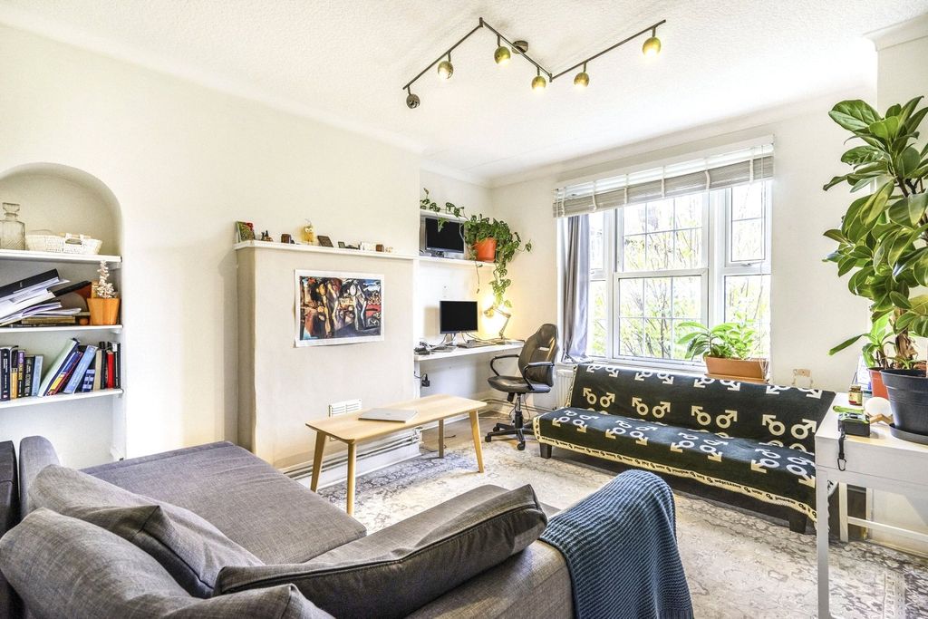 Property photo 1 of 9 Lounge