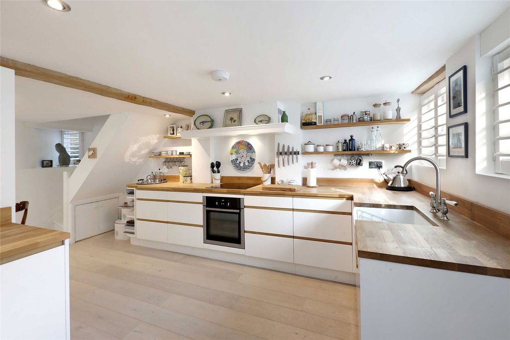 Property photo 3 of 12 Kitchen