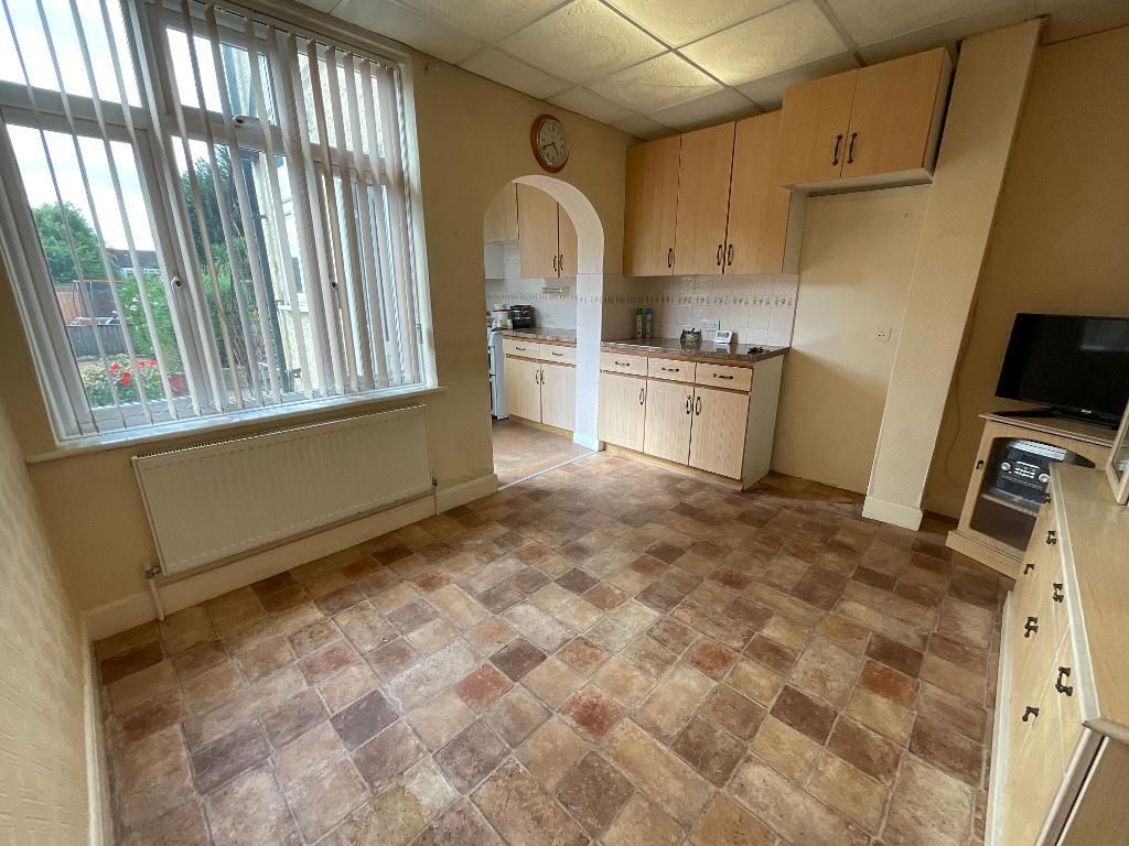 Property photo 2 of 18 Kitchen 12' x 9'9>7'8 x 5'9