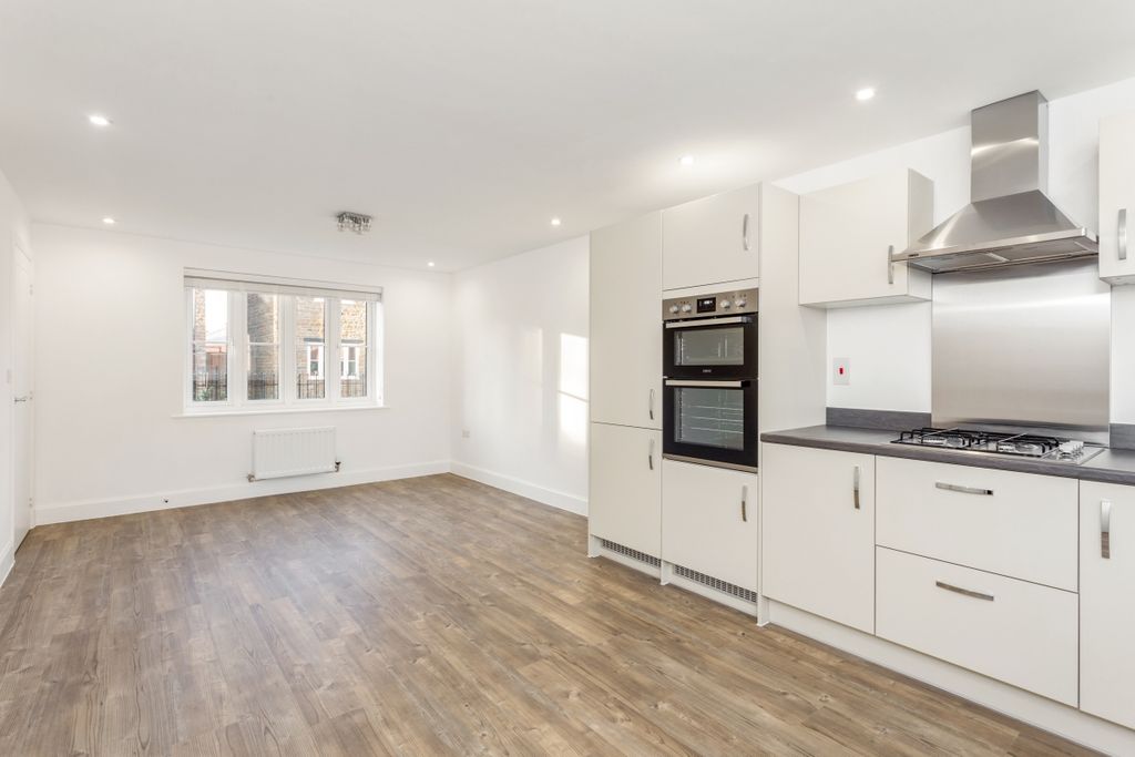 Property photo 2 of 18 Dickenson Road 8