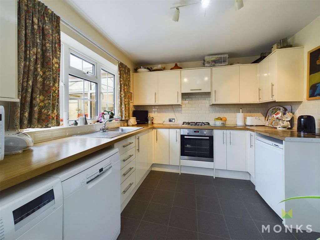 Property photo 3 of 18 Cam01420G0-Pr0255-Still004.Jpg