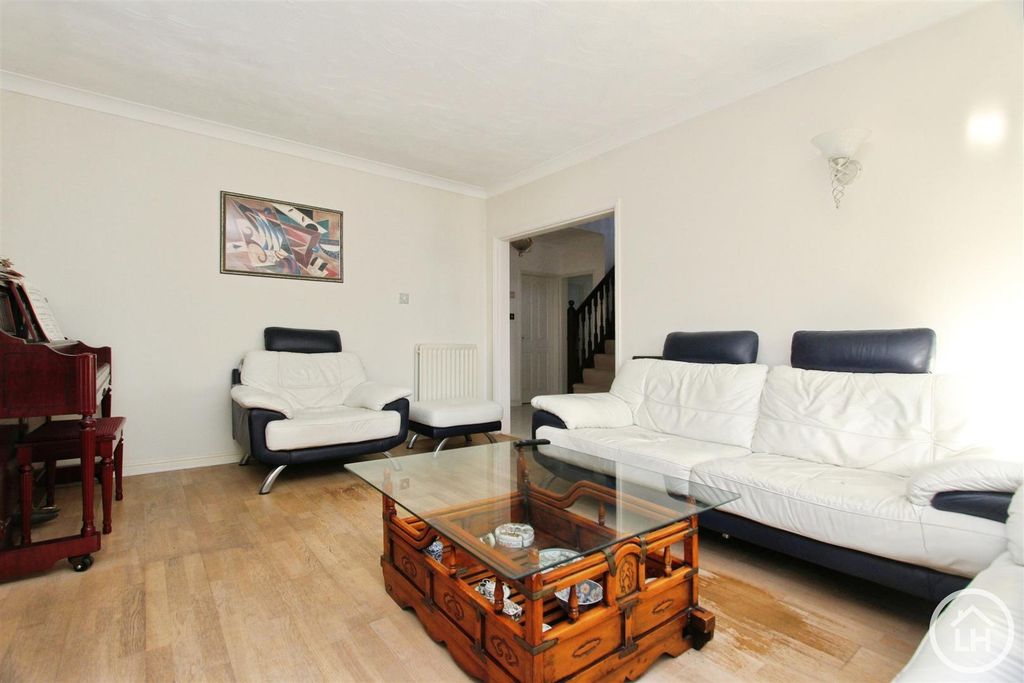 Property photo 3 of 21 Lounge