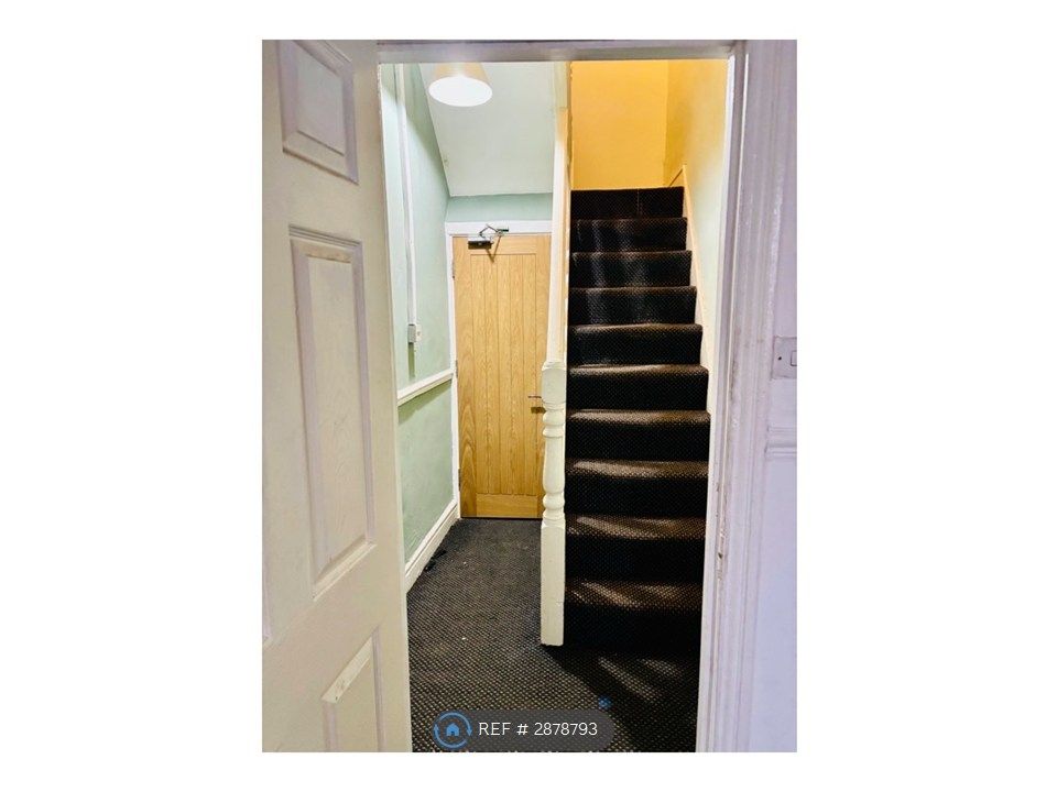 Property photo 1 of 4 Flat Hallway