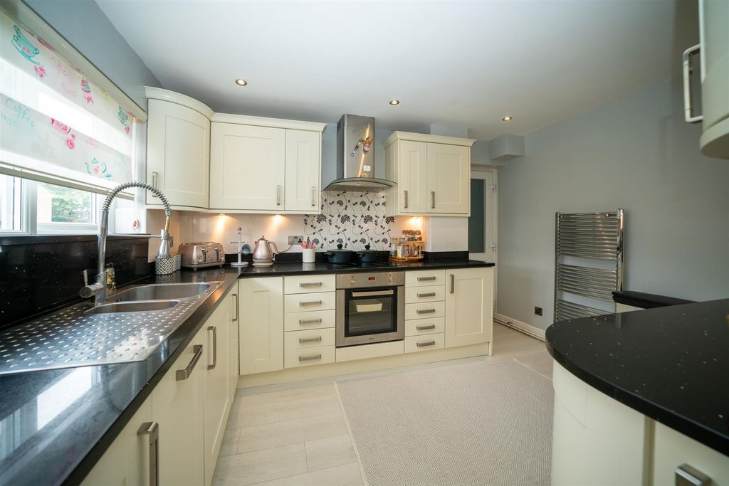 Property photo 2 of 17 32-Mendip-Way-8.Jpg