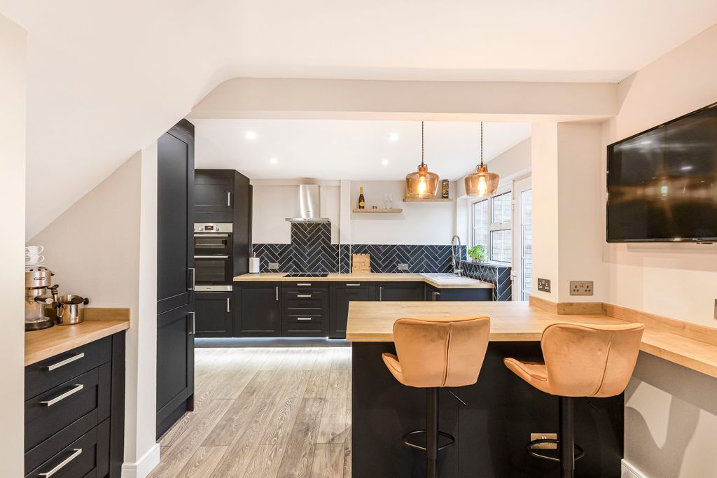 Property photo 2 of 12 Kitchen