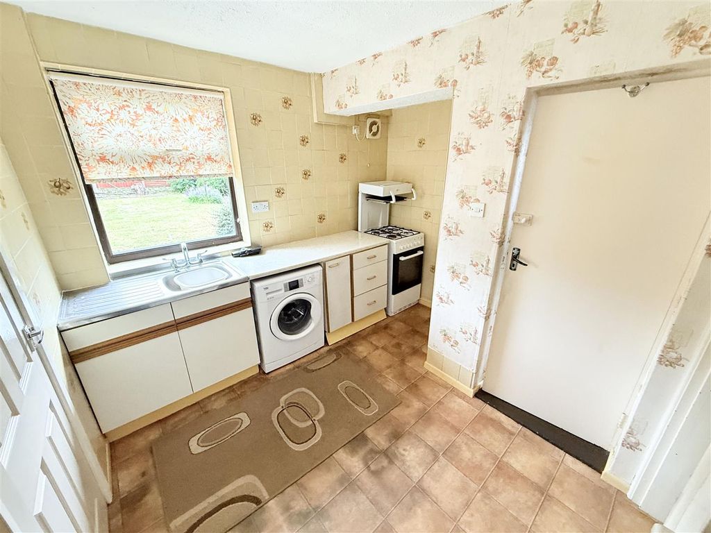 Property photo 3 of 10 Kitchen