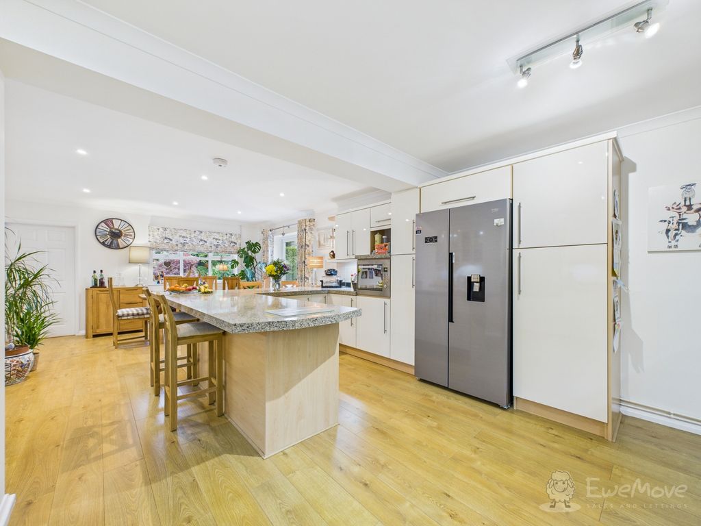 Property photo 2 of 20 Kitchen