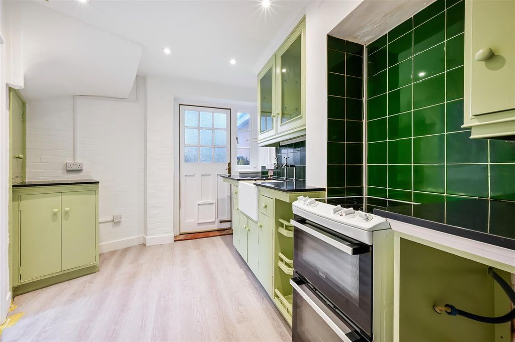 Property photo 3 of 9 Glastonbury Road, 113-14.Jpg