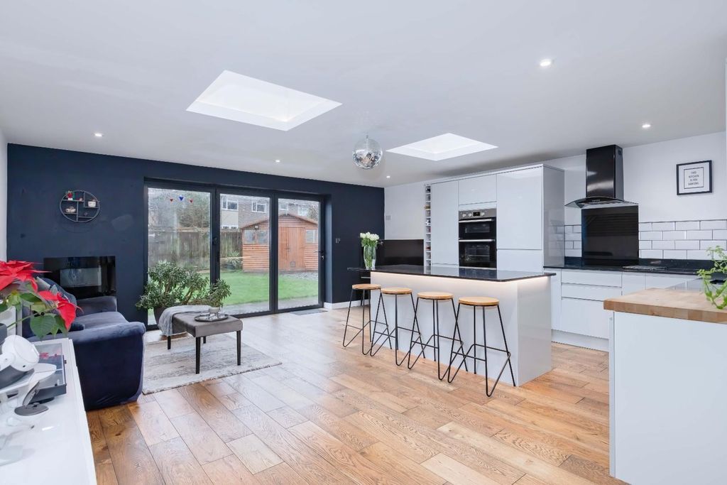 Property photo 3 of 26 Manor Close_29.Jpg