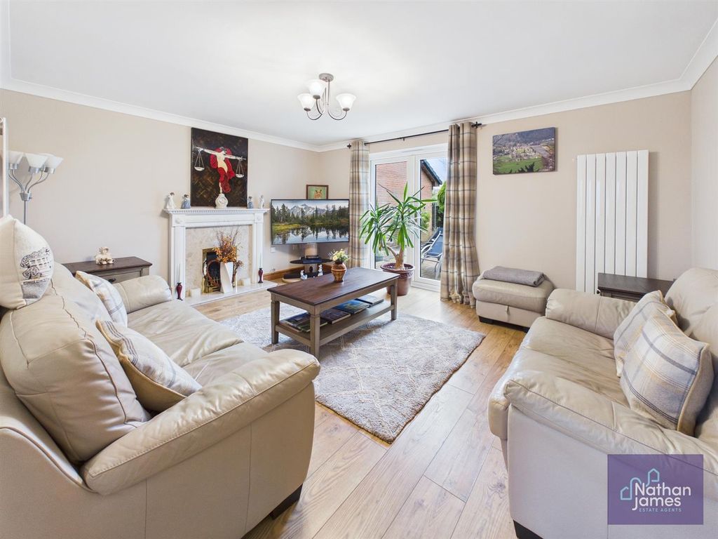 Property photo 2 of 19 Lounge