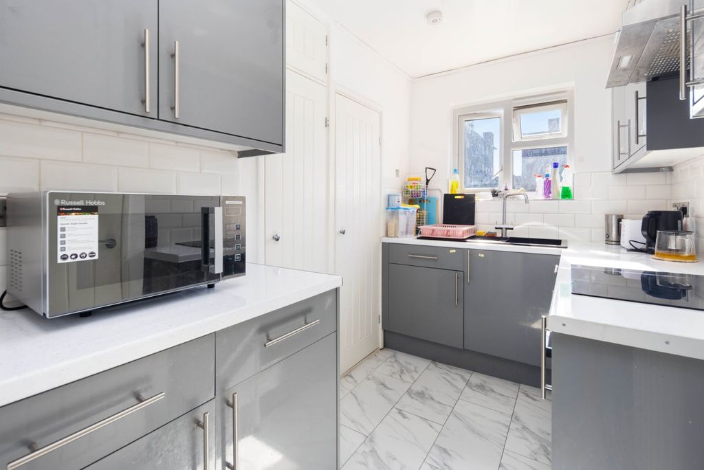 Property photo 2 of 18 Kitchen