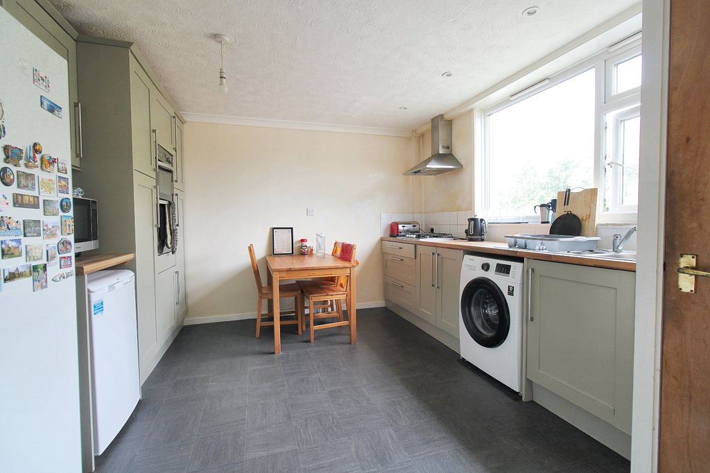Property photo 2 of 10 Kitchen