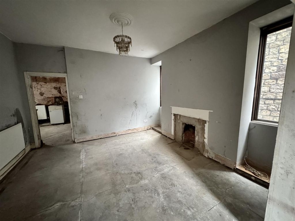 Property photo 2 of 18 Sitting Room