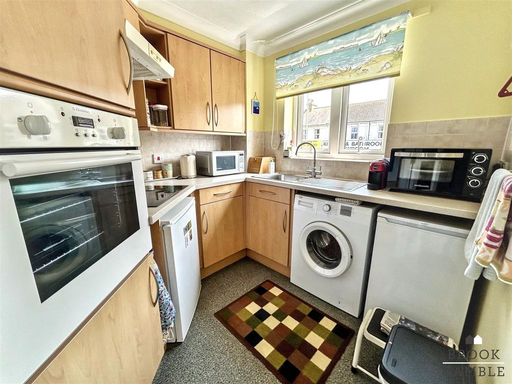 Property photo 3 of 14 01323 438506