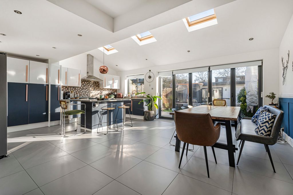 Property photo 3 of 17 Dining/Kitchen