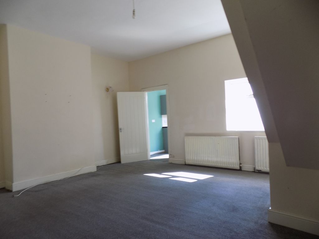 Property photo 3 of 17 Living Room