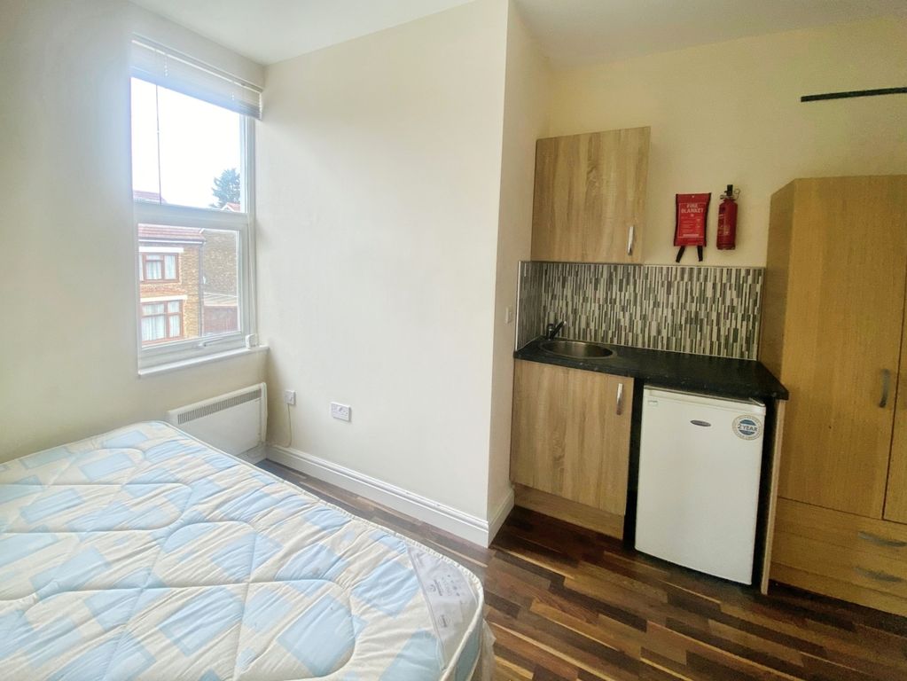 Property photo 2 of 6 9427256d-Kitchen.Bed