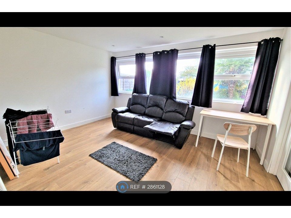 Property photo 3 of 11 Living Room