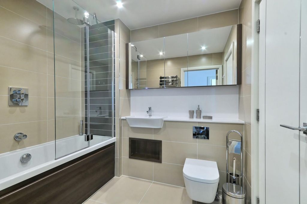 Property photo 2 of 9 Bathroom