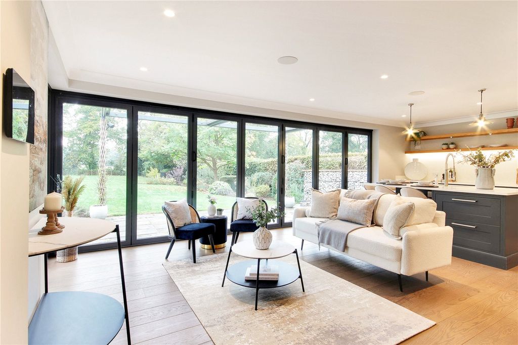 Property photo 3 of 17 Kitchen/Breakfast Rm