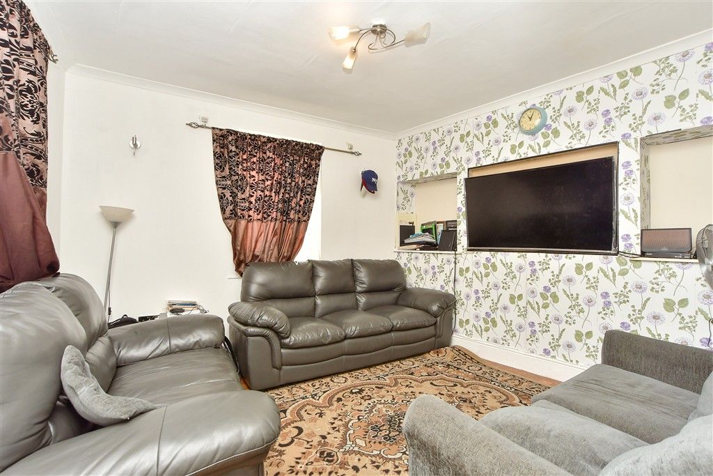 Property photo 3 of 7 Lounge