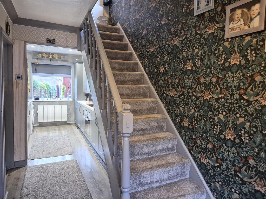 Property photo 3 of 16 Entrance Hall