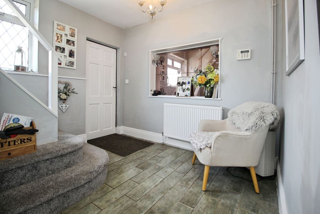 Property photo 2 of 23 Entrance Hall