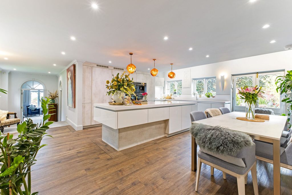 Property photo 3 of 43