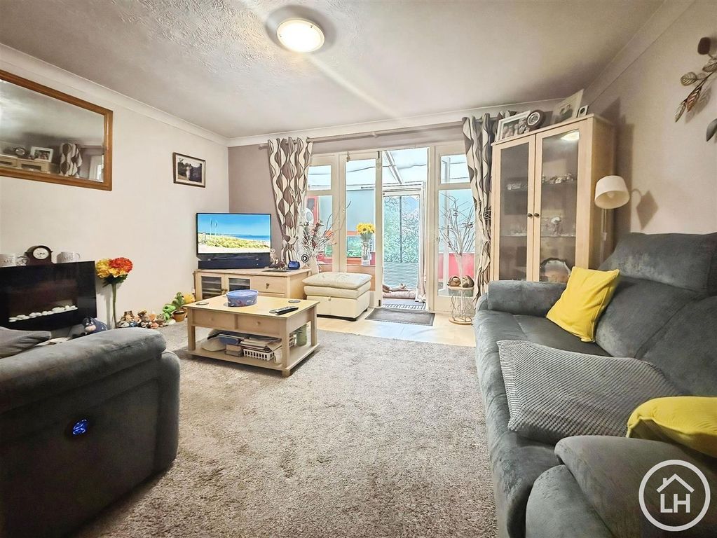 Property photo 1 of 11 Lounge