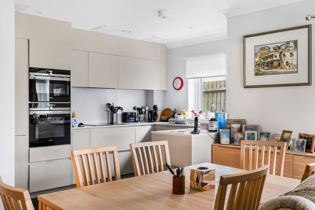 Additional image 5 of 2 bed flat for saleFarnham Road, Liss, Hampshire GU33